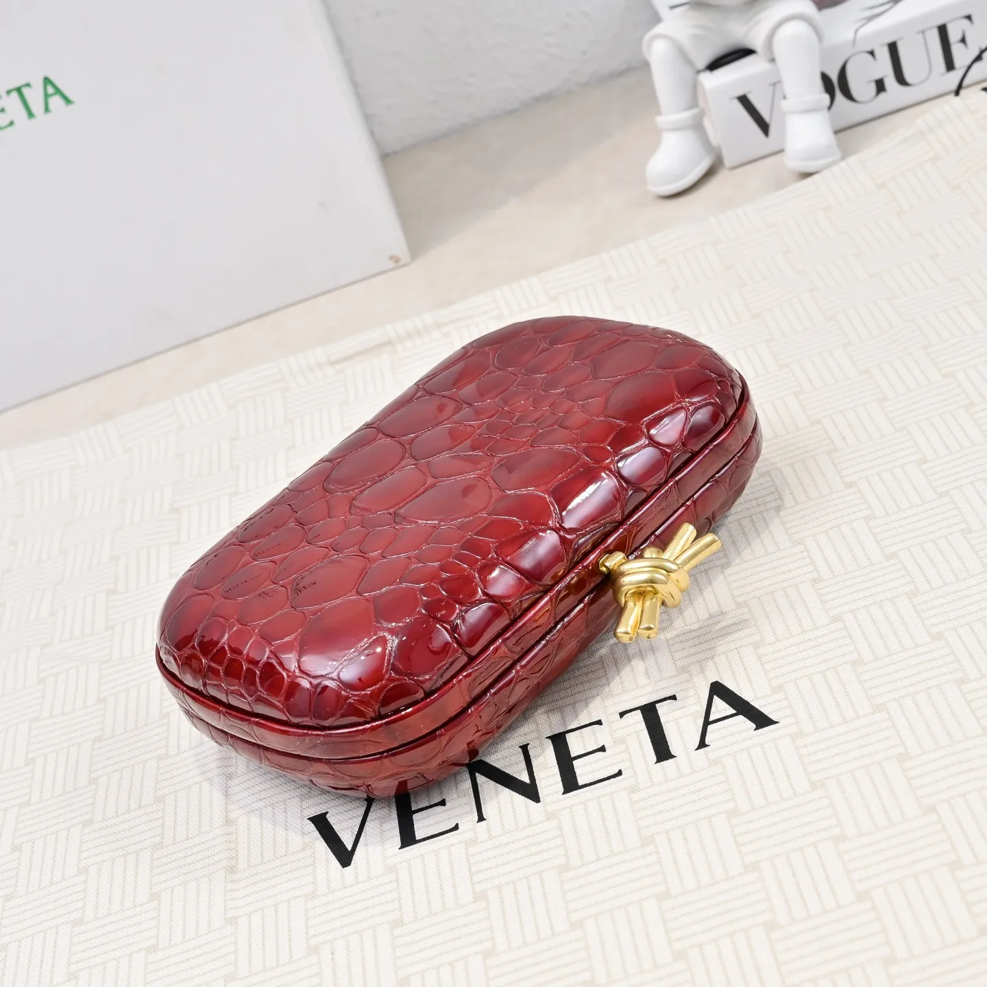 Batch 1560 #BV Knot pearlescent crocodile pattern evening bag series 🐊 Each bag reveals exquisiteness and elegance. It is made of crocodile leather with knot buckle. The leather feels super good and is unforgettable. 🐊 Crocodile pattern is a classic among classics. It looks high-end whenever you take it out ⭐️ The design is small and exquisite, low-key without logo, elegant and generous. Holding it in your hand or hanging it on your wrist will make you look more elegant and charming [Fireworks] Model: 717622 Size: 20x12x5.5